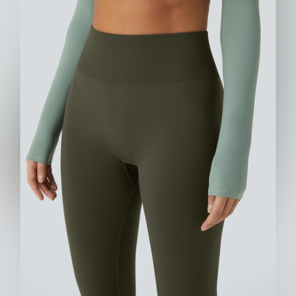 OneForm Seamless Flow Mid Rise Tummy
Control Butt Lifting Yoga Leggings - Picture 5 of 6